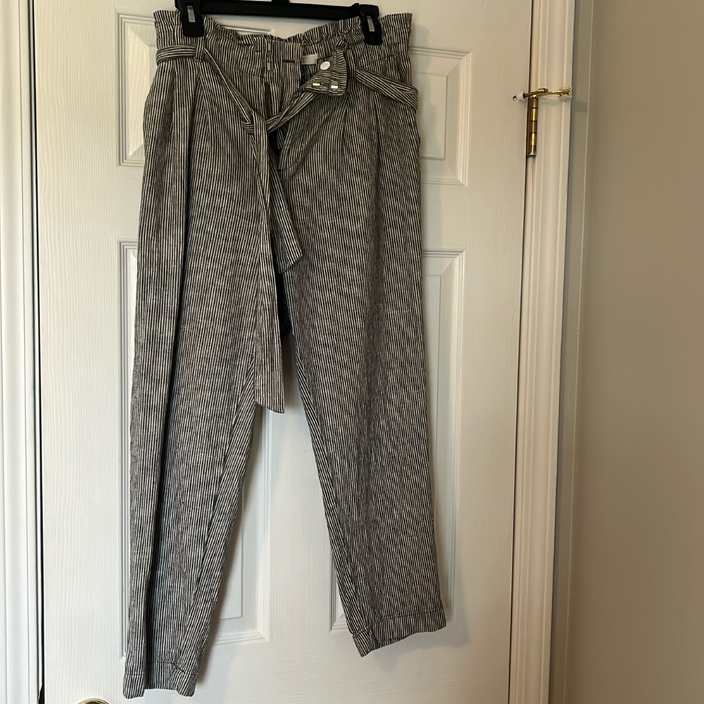 loft linen Capri pant; size medium; perfect condition; zipper with tie belt;crop